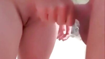 A seksi brunette MASTURBATING dina taneuh rubbing Pussy